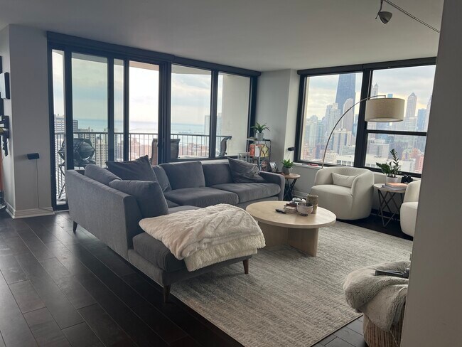 Foto del edificio - 1560 N Sandburg Ter