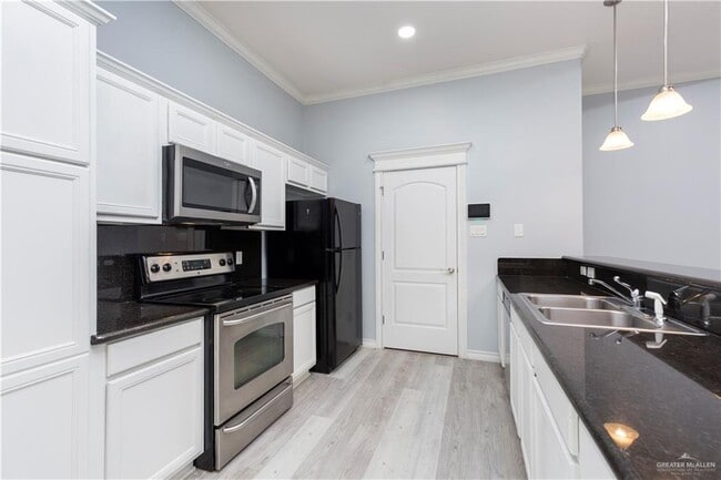 Building Photo - 13 Excalibur St