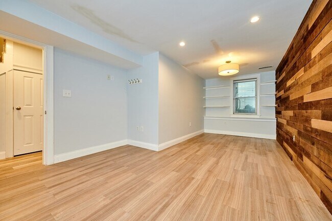 Building Photo - 166 Dorchester St