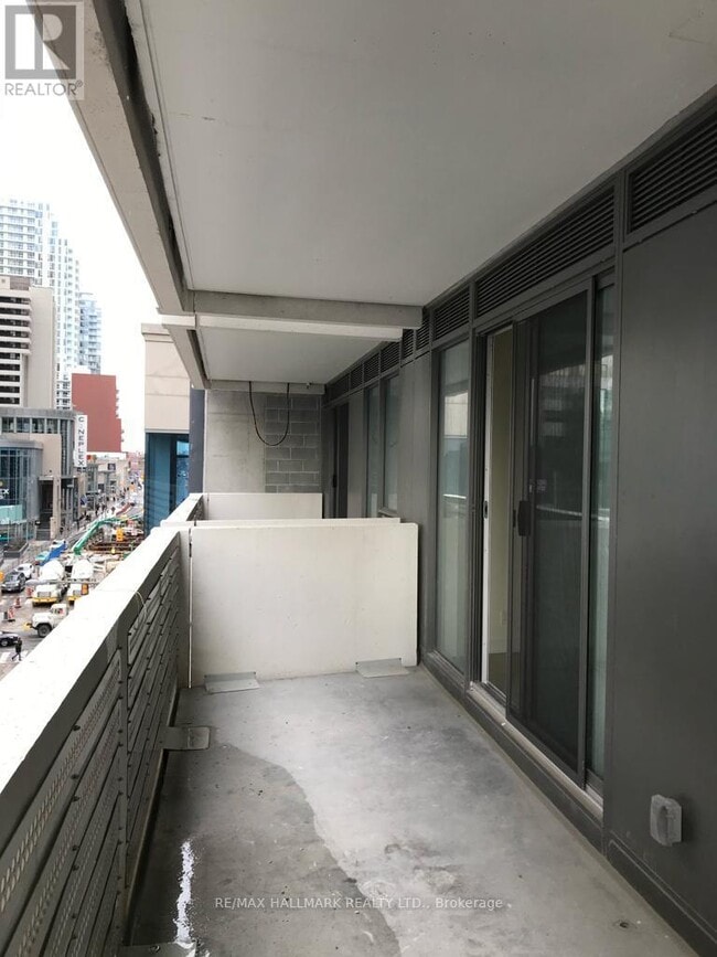 Building Photo - 2221-2221 Yonge St