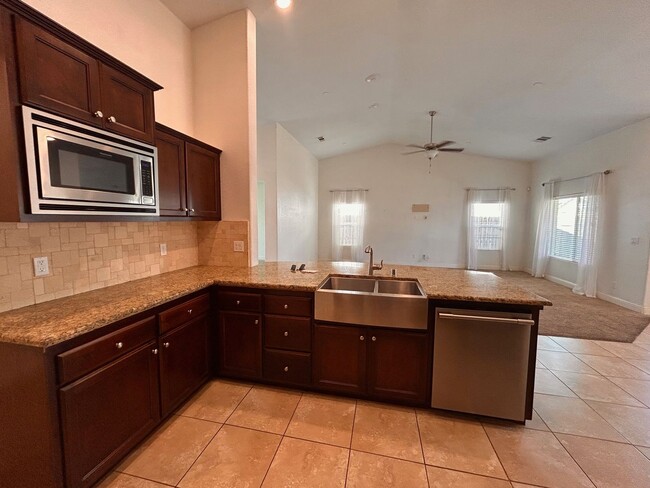 Building Photo - Beautiful home for rent in Visalia!
