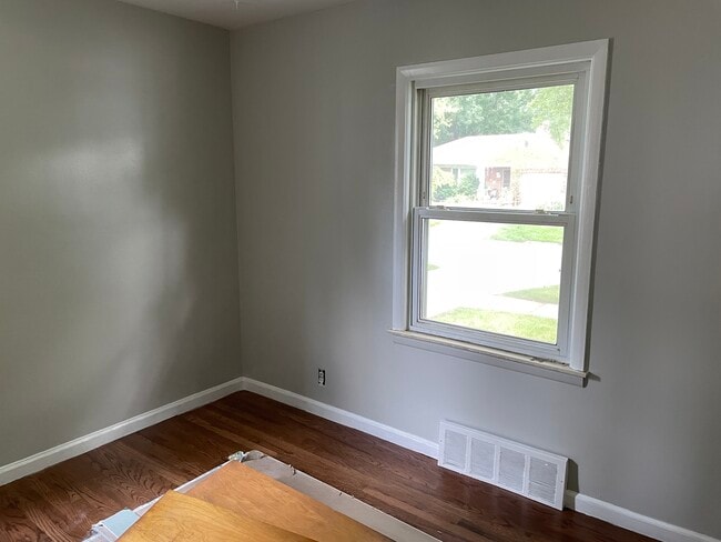 Building Photo - 131 W Evelyn Ave