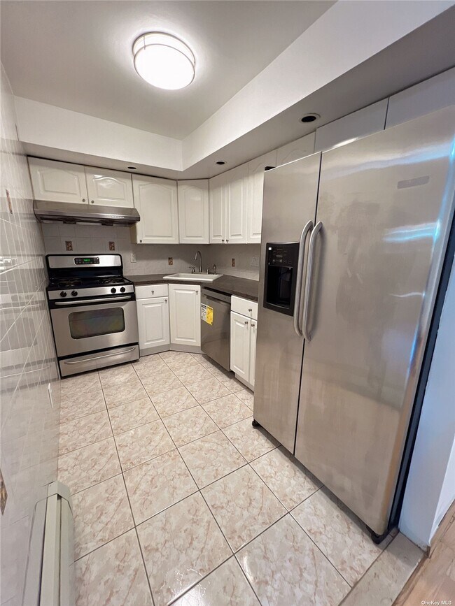 Foto del edificio - 240-44 68th Ave