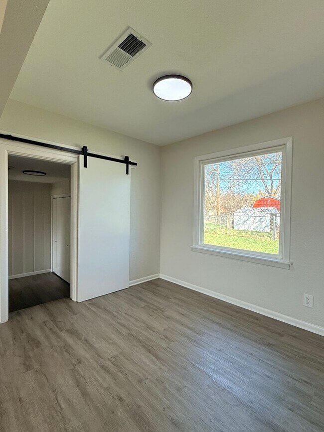 Building Photo - Bright & Clean 3 Bedroom 2 Bath