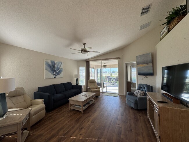 Foto del edificio - 3638 Lakewood Blvd