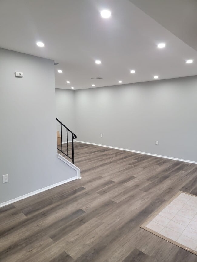 Building Photo - 2204 Greenwood Dr