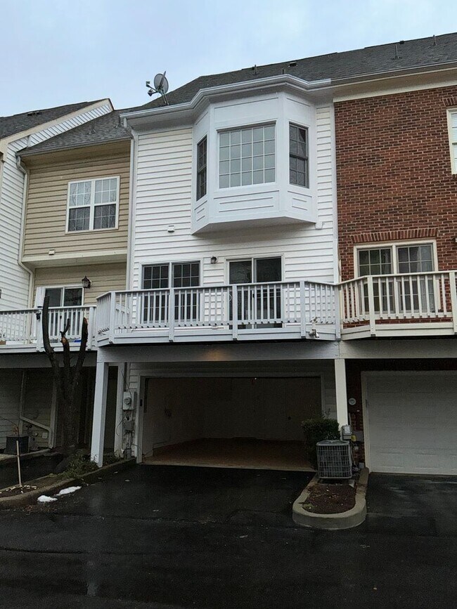 Foto del edificio - Beautiful 4BR 4.5BA 4 level townhome with 2 car attached garage located in the Fallsgrove Community