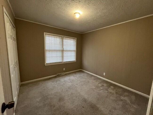 Building Photo - 3 Bedrooms, 1.5 Bathrooms - Home in Armuchee!