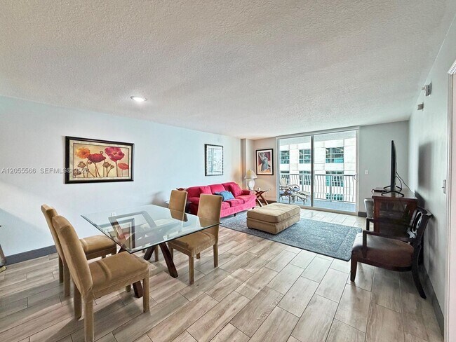 Building Photo - 1200 Brickell Bay Dr