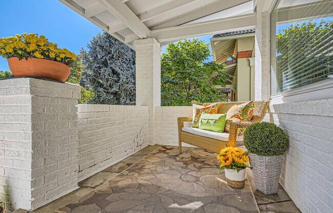 Building Photo - LUX 3BD, 3BA Alamo Placita Bungalow with F...