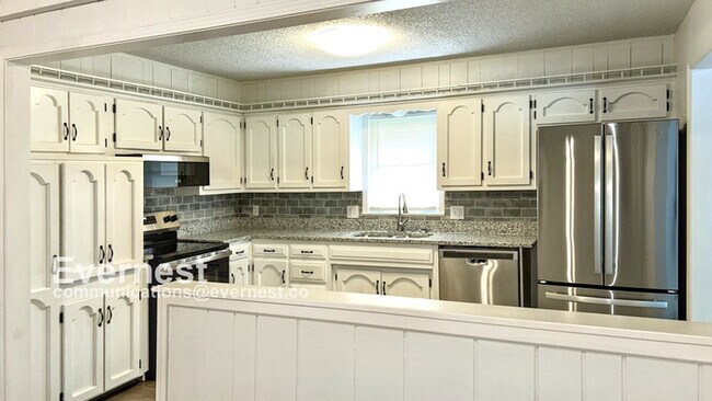 Foto del edificio - 3-Bedroom Home with Modern Amenities and C...