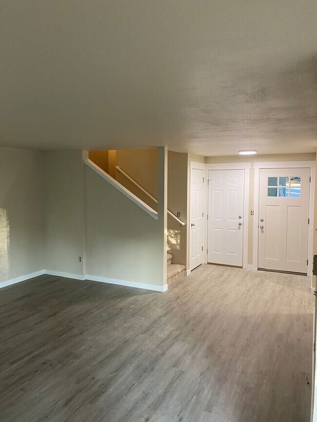 Foto del edificio - Olympia 3bdr 1.5 bath TOWNHOME 1 car garage 1 PET WELCOME