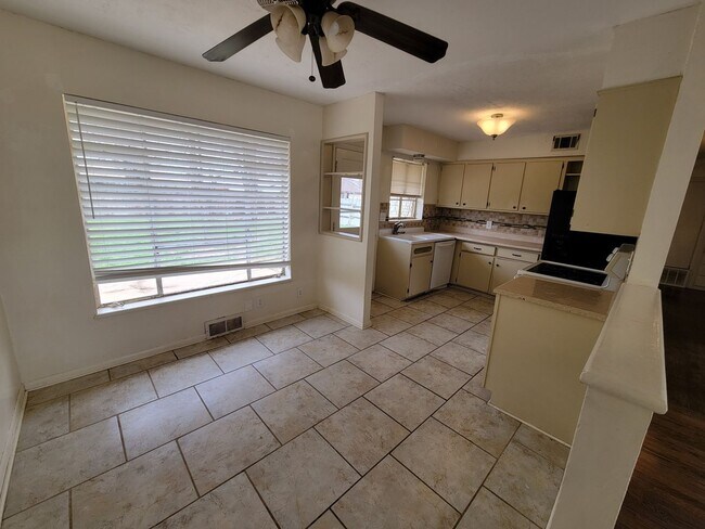 Foto del edificio - 3 bed move in ready!