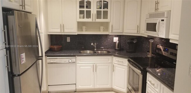 Building Photo - 300 Bayview Dr