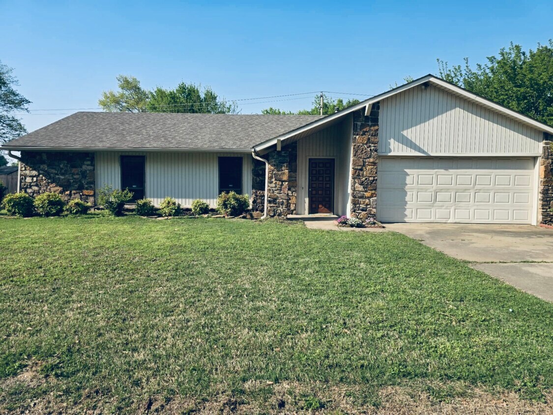 Primary Photo - 3301 Bryn Mawr Cir