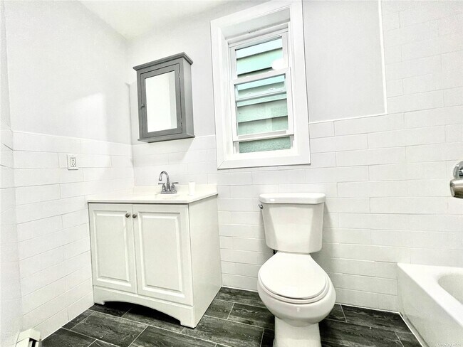 Foto del edificio - 681 E 235th St