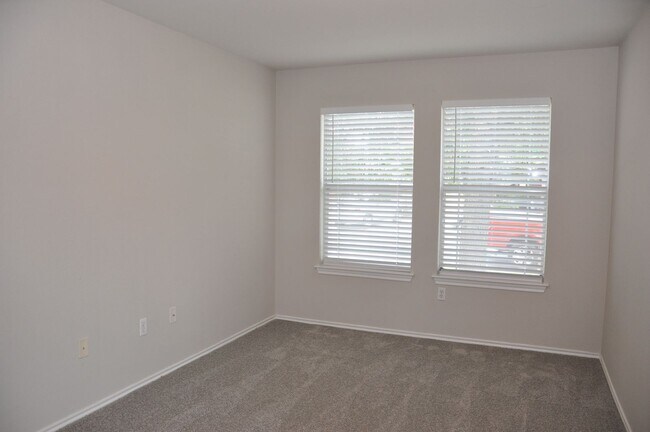 Building Photo - 3 Bedroom with an Office in Del Valle