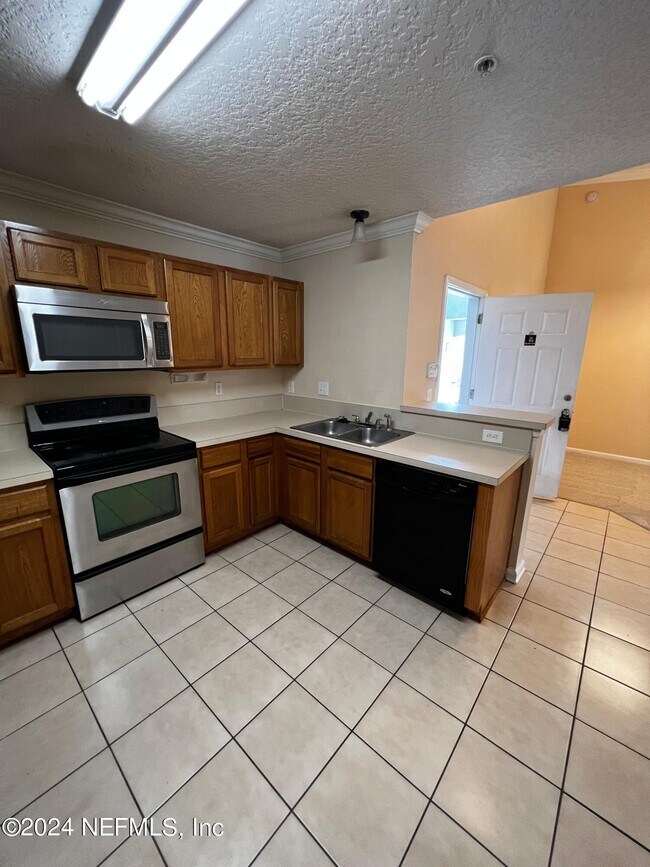 Foto del edificio - 7920 Merrill Rd