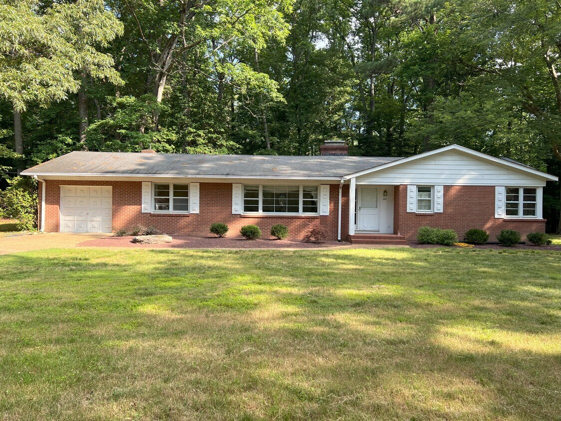 Primary Photo - 207 Mill Neck Rd