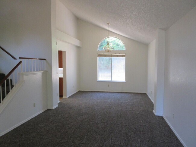 Building Photo - 4 Bed, 2.5 Bath Home with 3-Car Garage in Clovis Unified School District