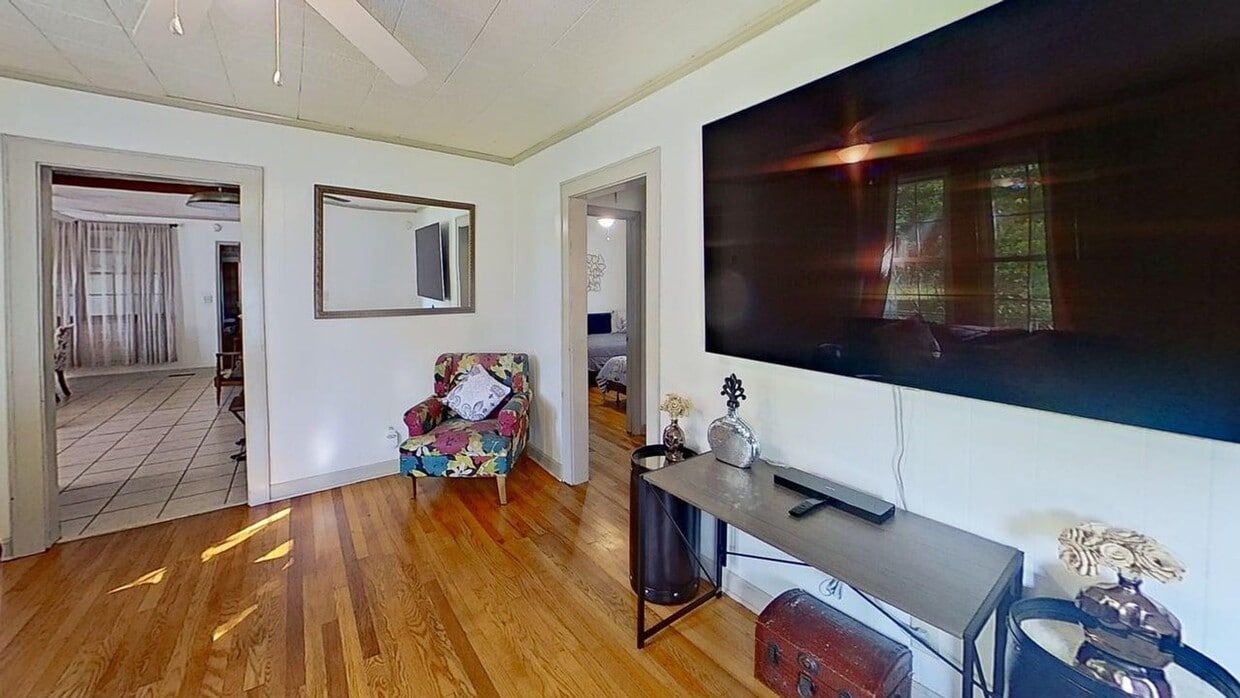 Foto principal - Renovated 3-Bedroom Home – Furnished or Un...