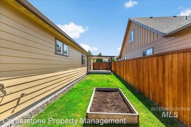 Foto del edificio - 3 br, 2 bath House - 7587 N Froman Ave