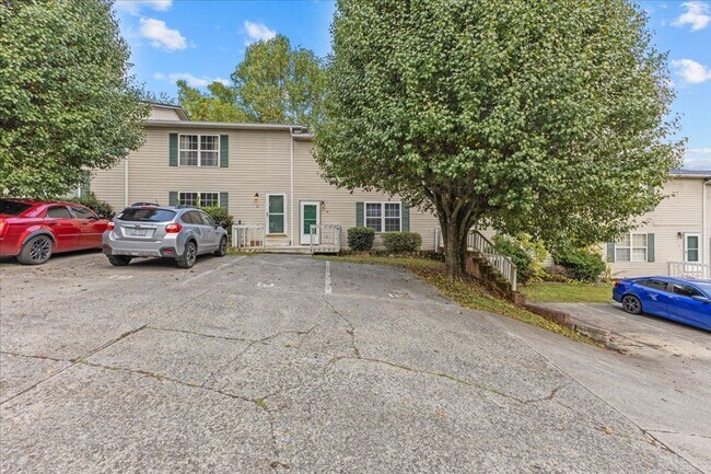 Building Photo - 1700 Lone Oak Rd