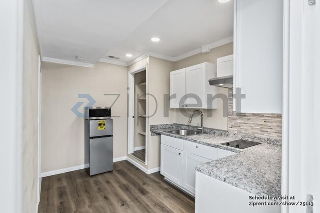 Building Photo - Unit C