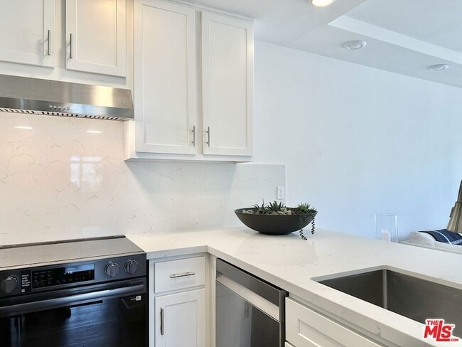 Building Photo - 999 N Doheny Dr