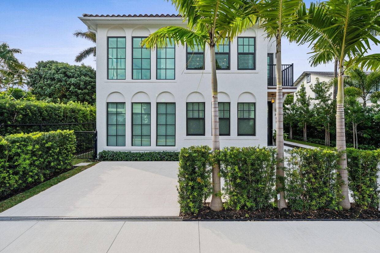 Primary Photo - 226 Oleander Ave