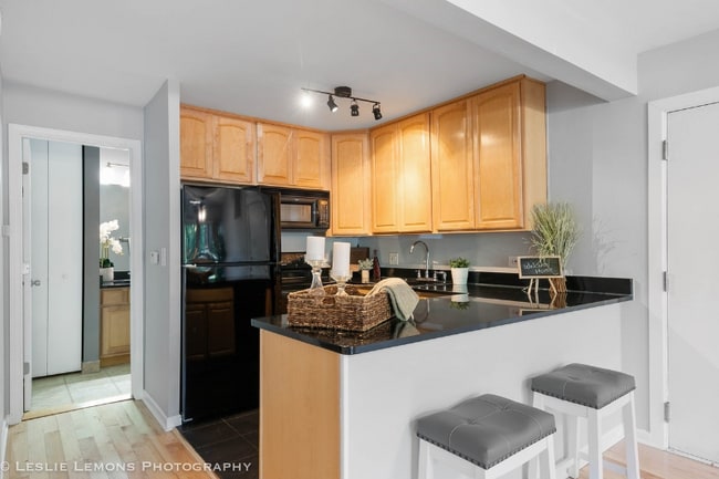 Foto del edificio - 5882 Forest View Rd