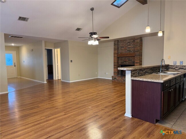 Foto del edificio - 758 Briarbend Dr