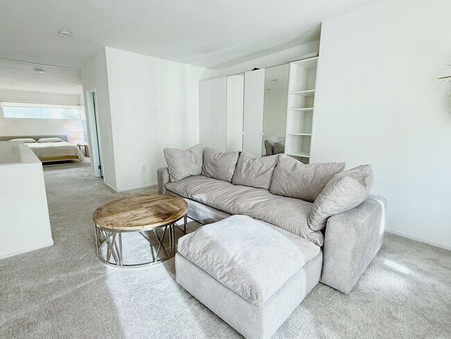 Foto del edificio - Designer 1BR + 2 Living Room Townhome in L...