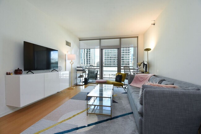 Photo - 123 S Green St Apartment