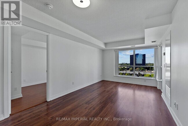 Photo du bâtiment - 181 Village Green Square