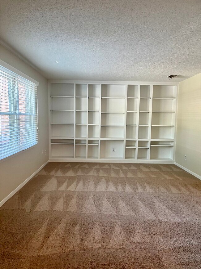 Family Room with built-ins - 627 W Front St