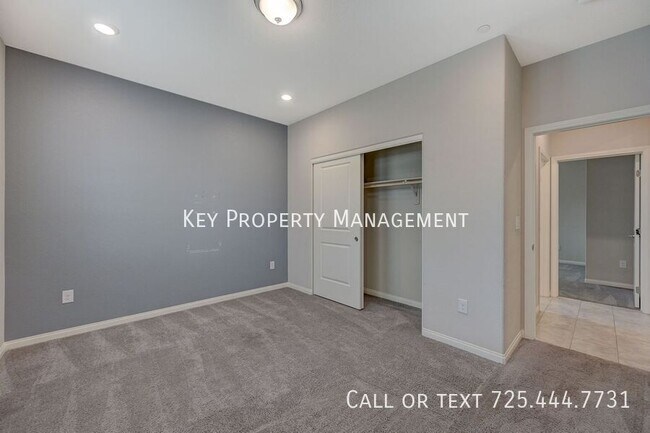Foto del edificio - 4 Bedroom Single Story Home with 3 Car Gar...