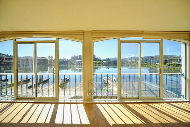 Foto del edificio - 5105 Shelter Bay Ave