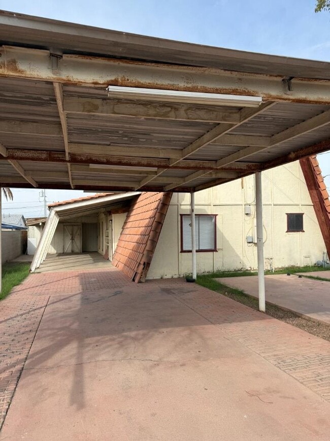 Building Photo - 610 E Agua Fria Ln