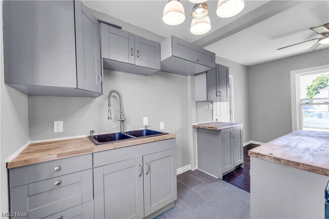 Foto del edificio - 223 W 15th St