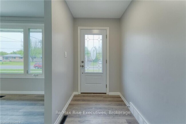 Building Photo - 3-Bed Main Floor | $2599 ALL-INCLUSIVE | 1 Month Rent Free!