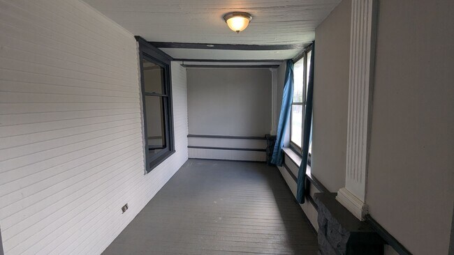Building Photo - Spacious 5-bedroom, 1-bath home offers flexible living across multiple levels in Akron
