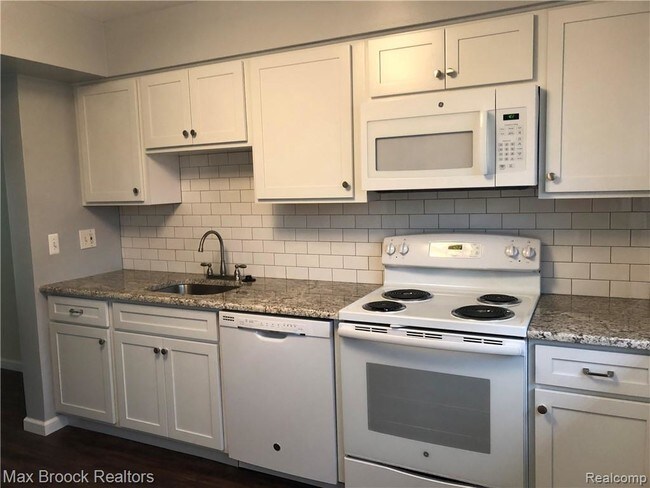 Building Photo - 5086 Buckingham Pl Dr