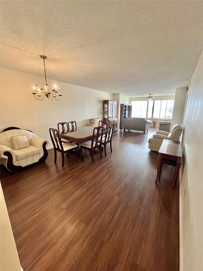 Foto del edificio - 9691 N Belfort Cir