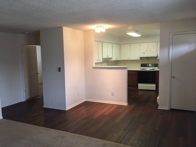 Building Photo - Recently updated 2 bedroom 1 bath apartmen...