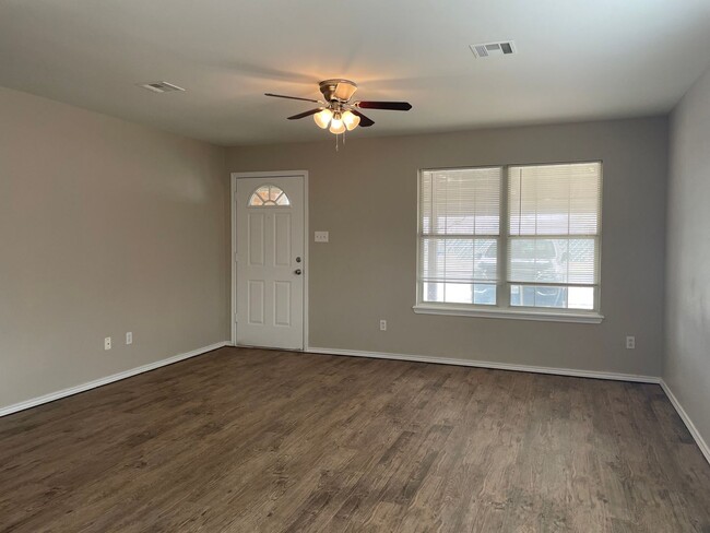 Building Photo - 3 bed 2 bath 5 min. from Texas Tech University