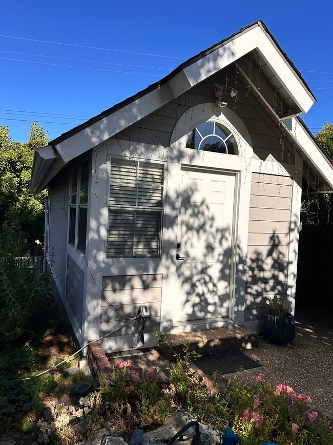 Building Photo - 5409 Kingswood Dr