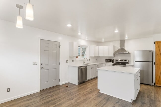 Building Photo - 3 Bedroom, 2 Bathroom Home with Full Finis...