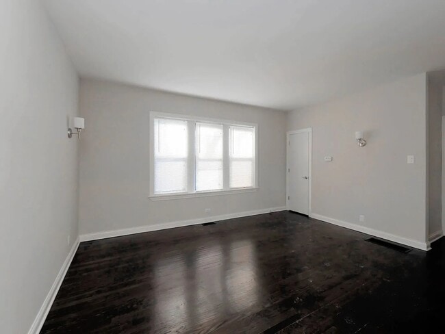 Building Photo - 1540 W Waveland Ave