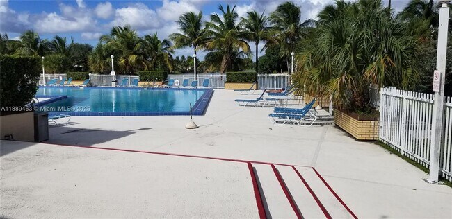 Foto del edificio - 14201 N Kendall Dr